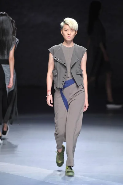 モデルは 2015 中国北京で中国ロンドンファッションウィークの春 2016 年中旭化成中国ファッション デザイナーの創造性賞のハリソン ウォンのファッションショーで新しい創造を表示します — ストック写真