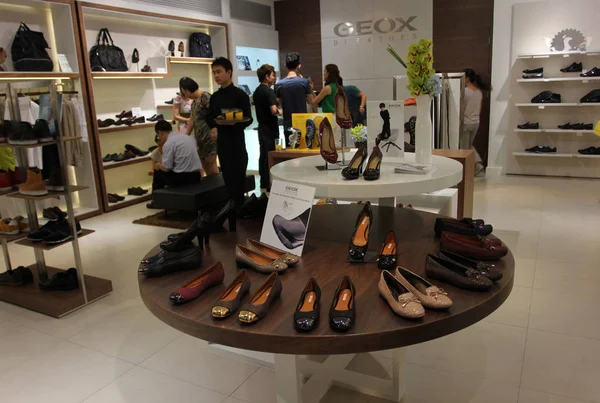 Clientes Comprar Sapatos Uma Loja Sapateiro Italiano Geox Shopping Center — Fotografia de Stock