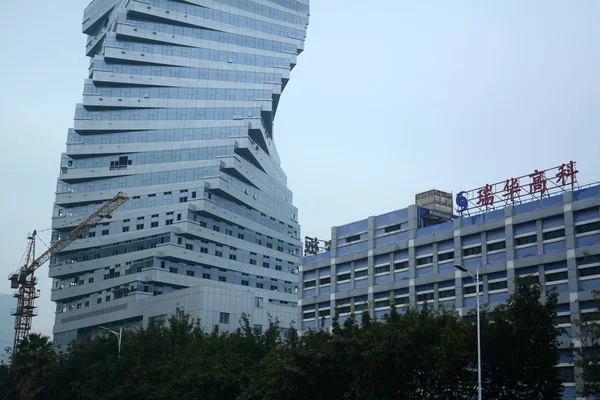 Uma Vista Edifício Torcido Centro Segunda Fase Suiwa High Technology — Fotografia de Stock