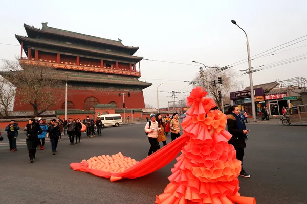 2015年12月7日 中国北京 中国艺术家孔宁戴着橙色面罩 穿着橙色的角裙 走在北京鼓楼前的街道上 — 图库照片