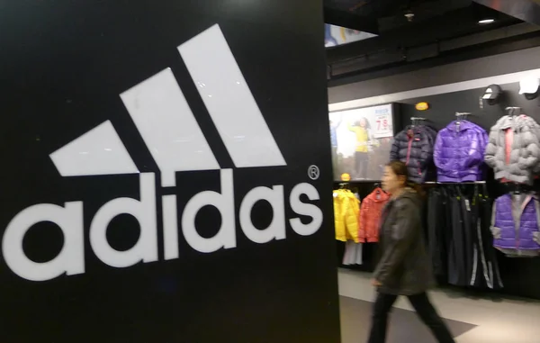 Lojas Clientes Uma Loja Roupas Esportivas Adidas Shopping Center Cidade — Fotografia de Stock