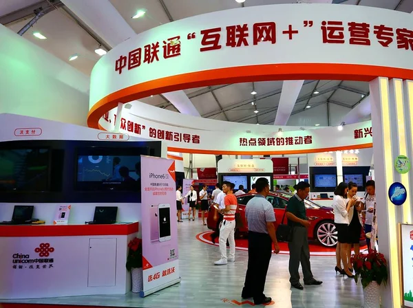 Emberek Látogatás Stand Kína Unicom Kiállítás Során Guangzhou City Dél — Stock Fotó