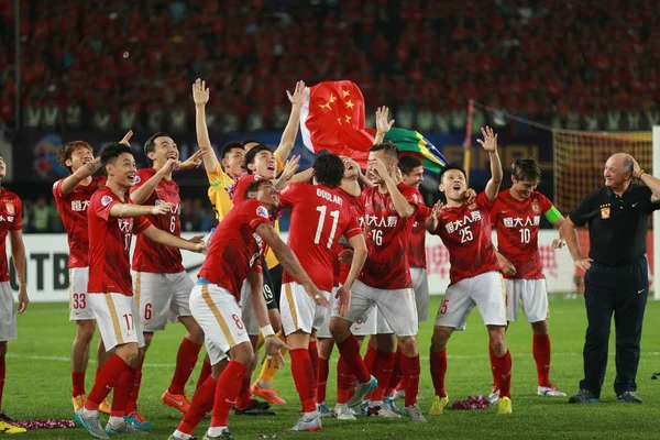 Fotbollsspelare Kinas Guangzhou Evergrande Firar Efter Att Vunnit 2015 Afc — Stockfoto