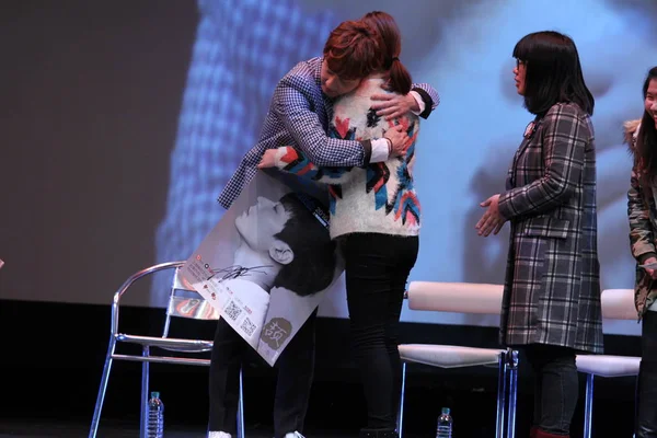 Andy Lee South Korean Pop Group Shinhwa Left Hugs Fan — Stock Photo, Image