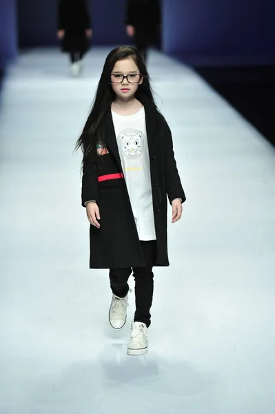 Детская Модель Демонстрирует Новое Творение Показе Мод Tingzu Время Китайской — стоковое фото