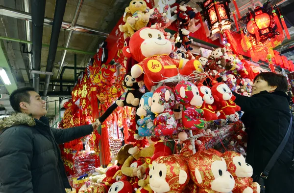 Chinesische Käufer Kaufen Spielzeugaffen Einem Geschäft Auf Einem Warenmarkt Der — Stockfoto