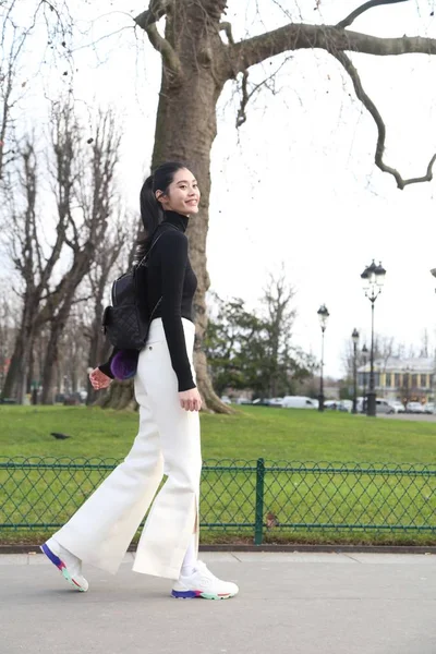 Kinesiska Modell Mengyao Innebär För Gatan Snapin Efter Chanel Modevisning — Stockfoto