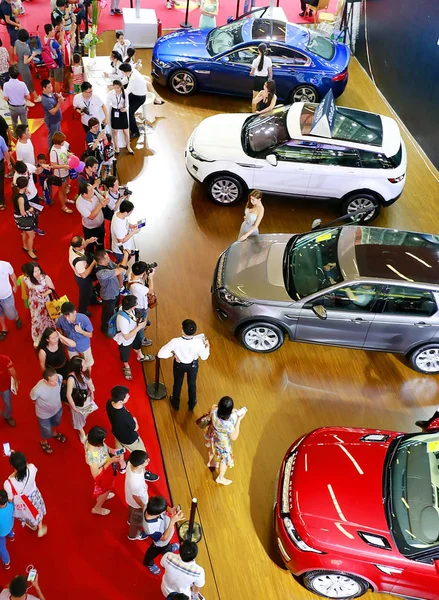 Chinese Visitors Look Jaguar Land Rover Range Rover Cars Display — Φωτογραφία Αρχείου