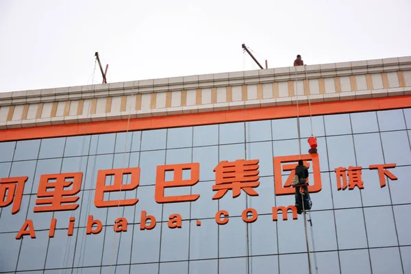 Chinese Worker Installs Signs Facade Building Service Center Cun Taobao — Stock Photo, Image