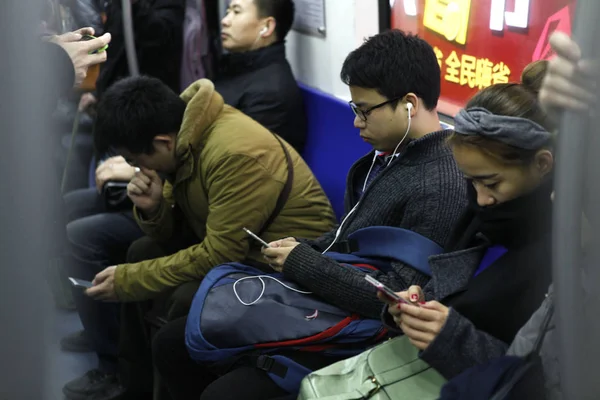 Passageiros Chineses Usam Seus Smartphones Para Navegar Internet Trem Metrô — Fotografia de Stock