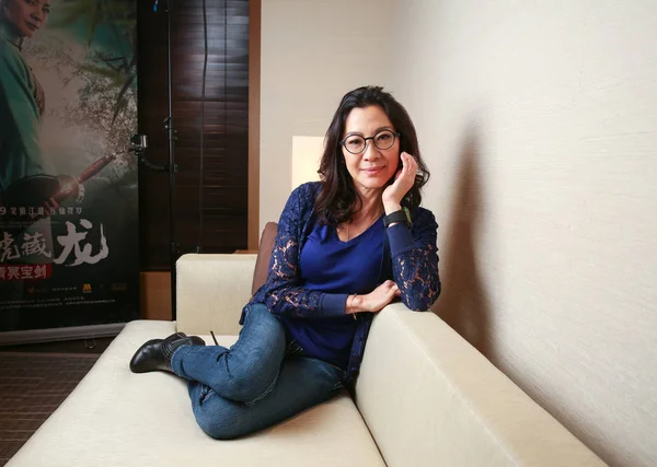 Actriz Malaya Michelle Yeoh Posa Durante Una Entrevista Para Promover — Foto de Stock