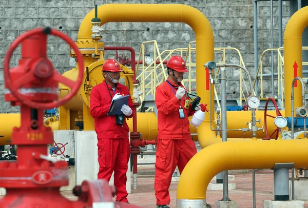 Kínai Technikusok Petrochina Kunlun Gas Ltd Ellenőrizze Szelepek Csövek Földgázszállító — Stock Fotó