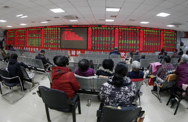 Китайские Инвесторы Смотрят Цены Акций Красный Роста Цен Зеленый Падения — стоковое фото
