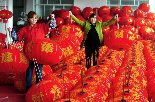 Des Travailleurs Chinois Alignent Des Lanternes Rouges Nouvellement Fabriquées Dans — Photo