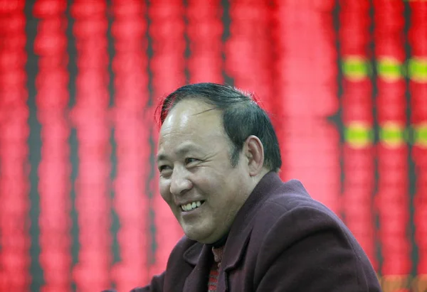Kinesisk Investerare Reagerar Framför Elektronisk Display Som Visar Priserna Aktier — Stockfoto