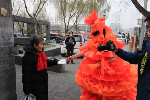 Kinesisk Konstnär Kong Ning Klädd Ett Orange Ansiktsmask Och Orange — Stockfoto