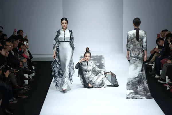 Los Modelos Muestran Nuevas Creaciones Del Diseñador Gong Hangyu Desfile —  Fotos de Stock