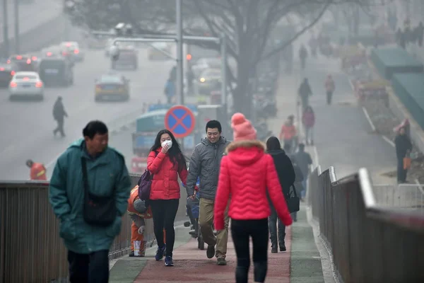 Los Peatones Suben Bajan Por Una Pasarela Niebla Pesada Beijing — Foto de Stock