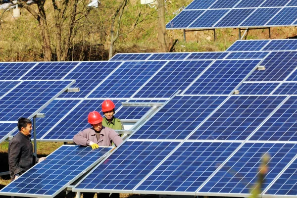 Des Travailleurs Chinois Installent Des Panneaux Solaires Dans Une Centrale — Photo