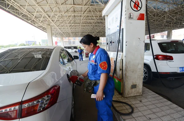 Una Trabajadora China Repostará Automóvil Una Gasolinera Sinopec Ciudad Fuyang — Foto de Stock