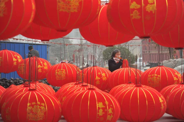 Travailleur Chinois Accroche Des Lanternes Rouges Nouvellement Fabriquées Pour Sécher — Photo
