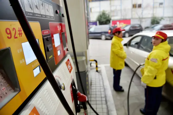 Des Travailleurs Chinois Ravitaillent Une Voiture Dans Une Station Service — Photo