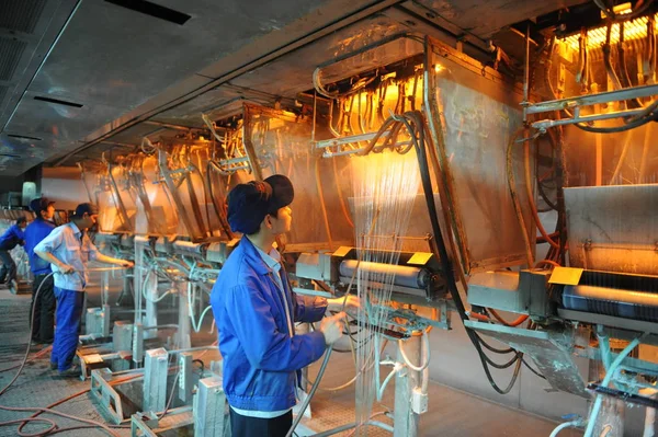 ファイル 中国の労働者は 中国東部江西省の中国十字社の工場でファイバーグラスを製造し 2011年4月24日 — ストック写真