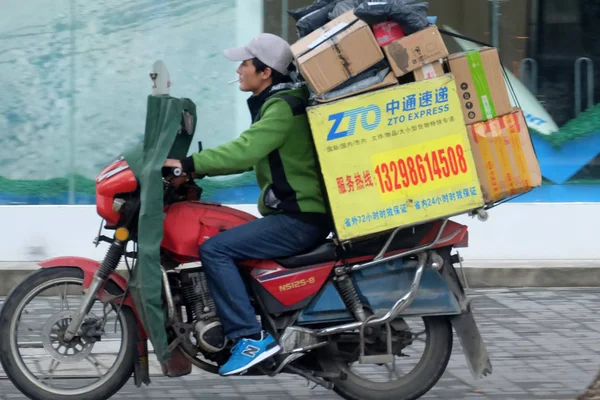 File Mensajero Chino Zto Express Monta Motocicleta Completamente Cargada Paquetes — Foto de Stock