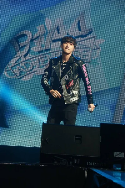 Ein Mitglied Der Südkoreanischen Boygroup B1A4 Tritt Bei Ihrem Konzert — Stockfoto
