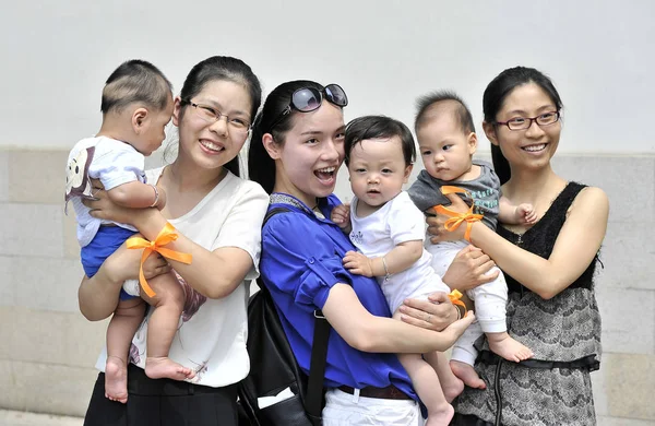 Китайские Матери Позируют Своими Детьми Фотографий Время Публичного Мероприятия Поддержку — стоковое фото