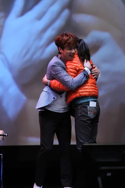 Andy Lee Dél Koreai Pop Csoport Shinhwa Bal Hugs Egy — Stock Fotó