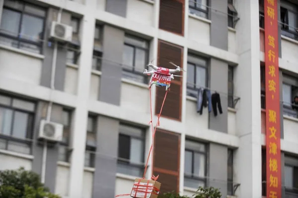Dron Serie Phantom Dji Innovations Está Controlado Distancia Para Entregar — Foto de Stock