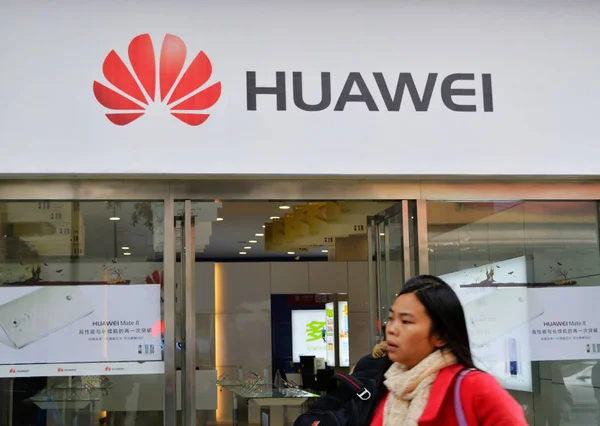 Dosya Bir Yaya Chongqing Huawei Bir Mağaza Önünden Yürüyor Çin — Stok fotoğraf