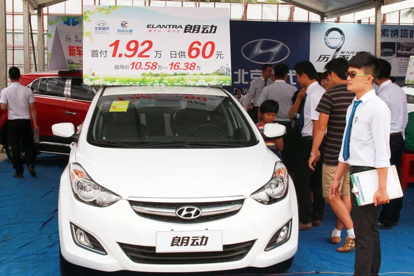 Látogatók Pillantást Hyundai Autók Kijelző Alatt Auto Show Haikou Város — Stock Fotó