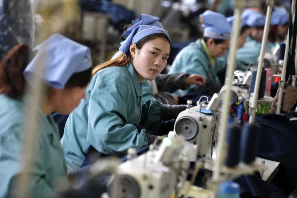 Женщины Китаянки Шьют Одежду Швейной Фабрике Городе Хуайбэй Провинция Аньхой — стоковое фото