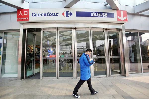 File Peatón Pasea Por Supermercado Carrefour Shanghai China Enero 2015 —  Fotos de Stock
