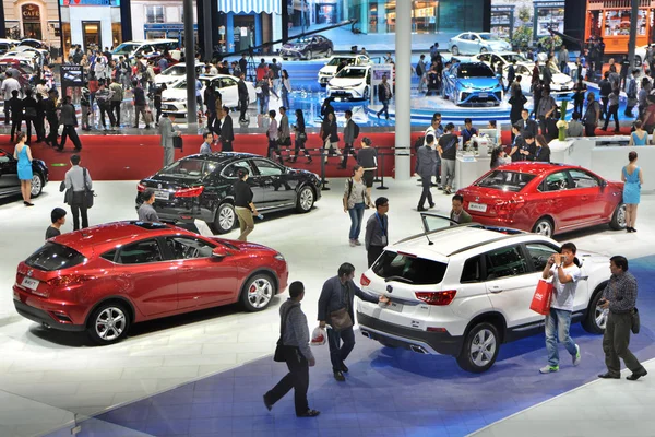 Pessoas Visitam Estande Eado Durante Xvi Exposição Internacional Indústria Automóvel — Fotografia de Stock