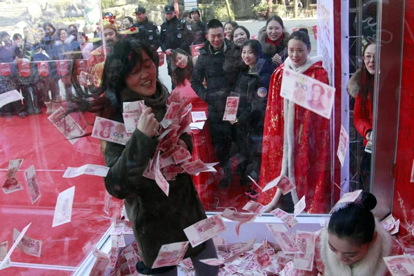 Chiński Turysta Próbuje Chwycić 100 Juan Banknoty Tyle Ile Ona — Zdjęcie stockowe