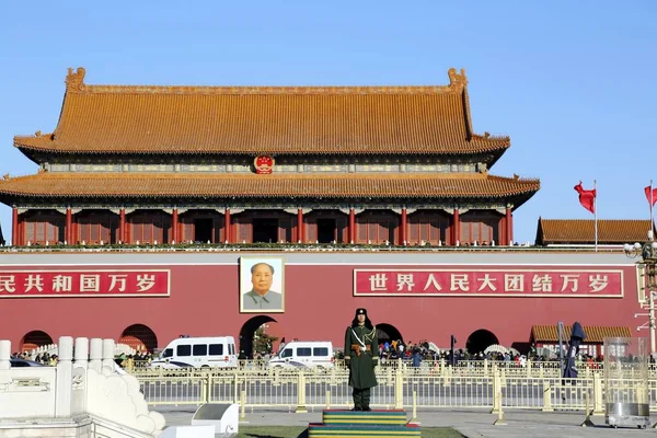 Soldado Está Pie Puesto Guardia Frente Plaza Tiananmen Bajo Cielo — Foto de Stock