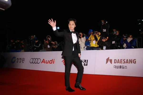 Sydkoreansk Skådespelare Byun Han Anländer Röda Mattan För Blå Draken — Stockfoto