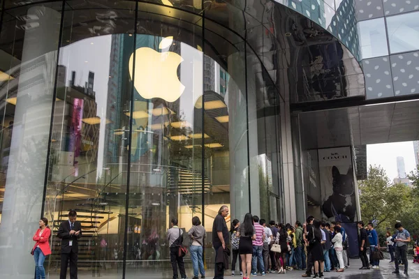 Πελάτες Περιμένουν Έξω Από Ένα Apple Store Για Αγοράσουν Iphone — Φωτογραφία Αρχείου