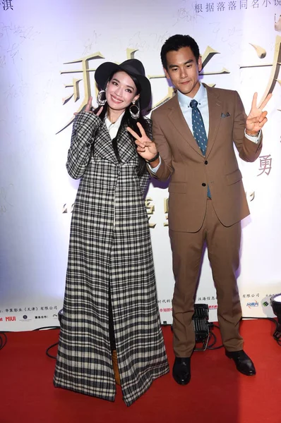 Taiwanese Actress Shu Left Actor Eddie Peng Pose Red Carpet — Stock Photo, Image