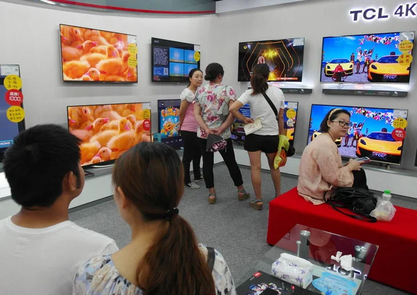 Los Clientes Compran Televisores Led Tcl Una Tienda Electrodomésticos Ciudad —  Fotos de Stock