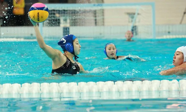 Una Jugadora Del Equipo Nacional Waterpolo Femenino Japón Compite Contra — Foto de Stock