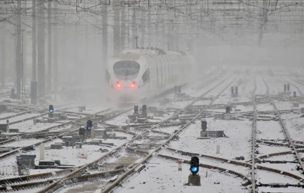 Ett Crh China Railway High Speed Bullet Tåg Färdas Snön — Stockfoto