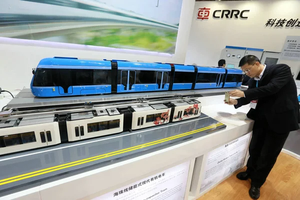 Visitante Tira Fotos Modelo Trem Estande Crrc China Railway Rolling — Fotografia de Stock