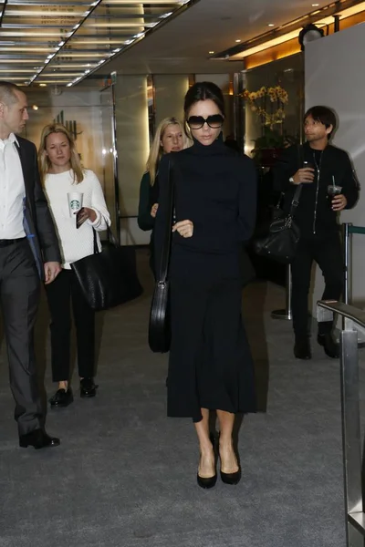 Βρετανός Τραγουδιστής Και Κοσμικός Victoria Beckham Φύλλα Αφού Παρακολούθησε Την — Φωτογραφία Αρχείου