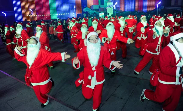 Entertainers Dressed Santa Claus Costumes Perform Flash Mob Celebrate Christmas — Stock Photo, Image