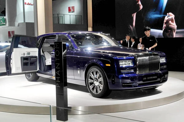 Odwiedzający Spojrzeć Rolls Royce Phantom Wyświetlaczu Podczas Shanghai International Automobile — Zdjęcie stockowe