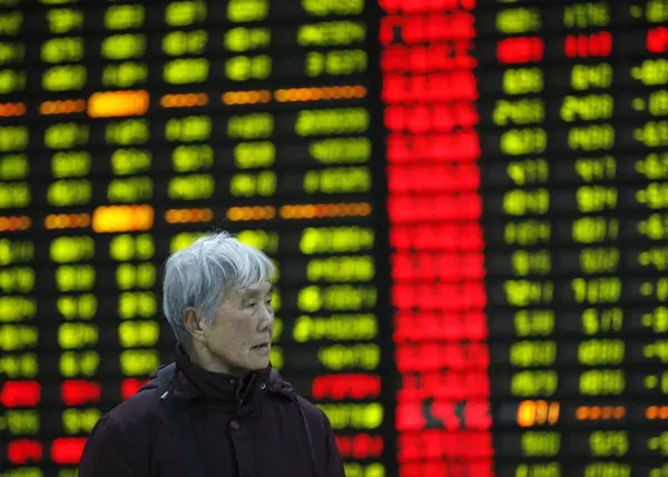 Стурбований Китайський Інвестора Реагує Перед Екраном Відображення Цін Акцій Червоний — стокове фото